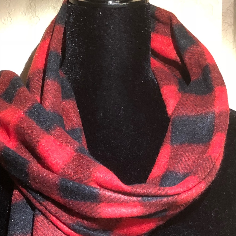 NWT-Black/Red Checkered fleece scarf with fringe - Picture 5 of 6